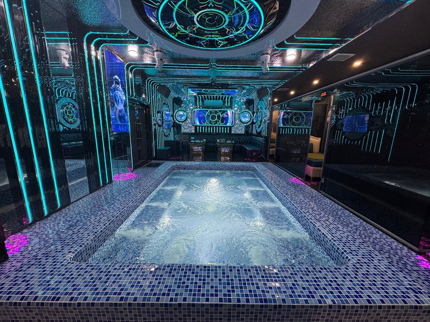 다낭 불건마의 최고봉 사쿠라 마사지 두 번째 업소. 풀파티 내부 사진